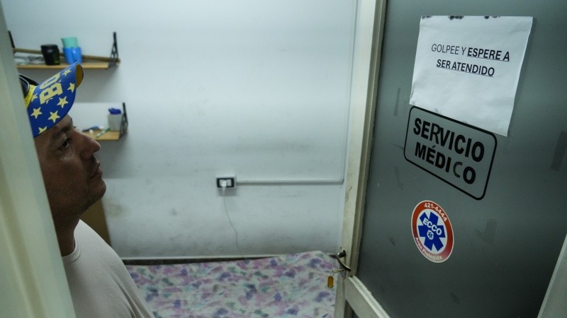 El cuarto de servicio médico donde duerme Ricardo.