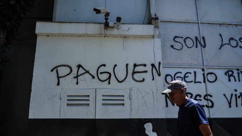 Diversas pintadas se pueden ver en la fachada de la empresa de VGG.