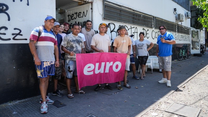 Algunos de los trabajadores que forman parte de la toma de la empresa Euro en Villa Gobernador Gálvez.