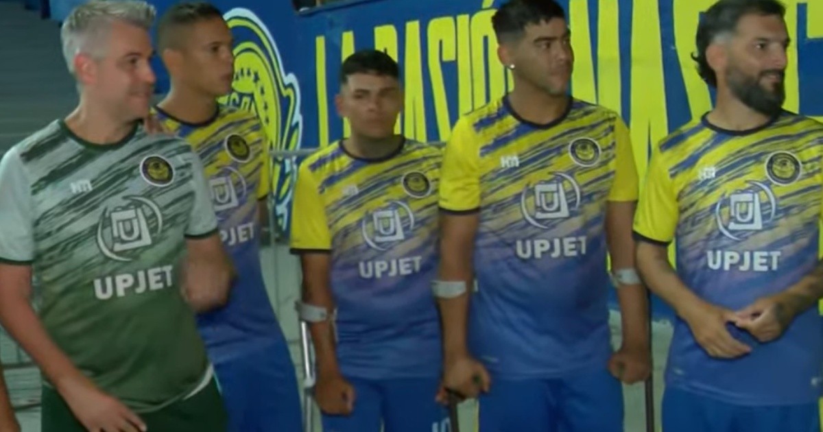 Equipo de fútbol para amputados de Rosario Central posando en la cancha