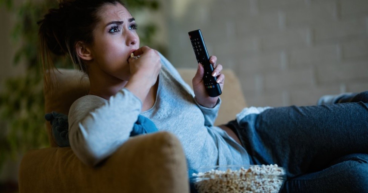 Persona mirando una serie en una pantalla durante la noche
