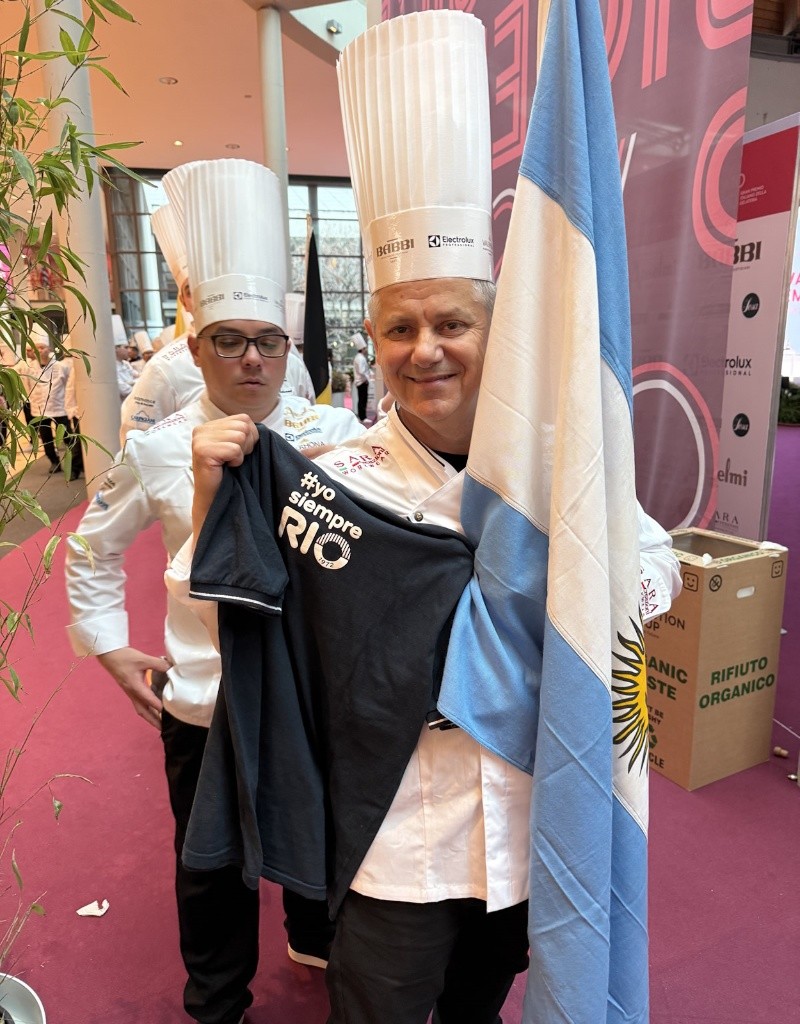 &nbsp;Eduardo Zacaría, capitán de la Selección, es maestro heladero de RIO Helados, función que desempeña desde hace varios años.