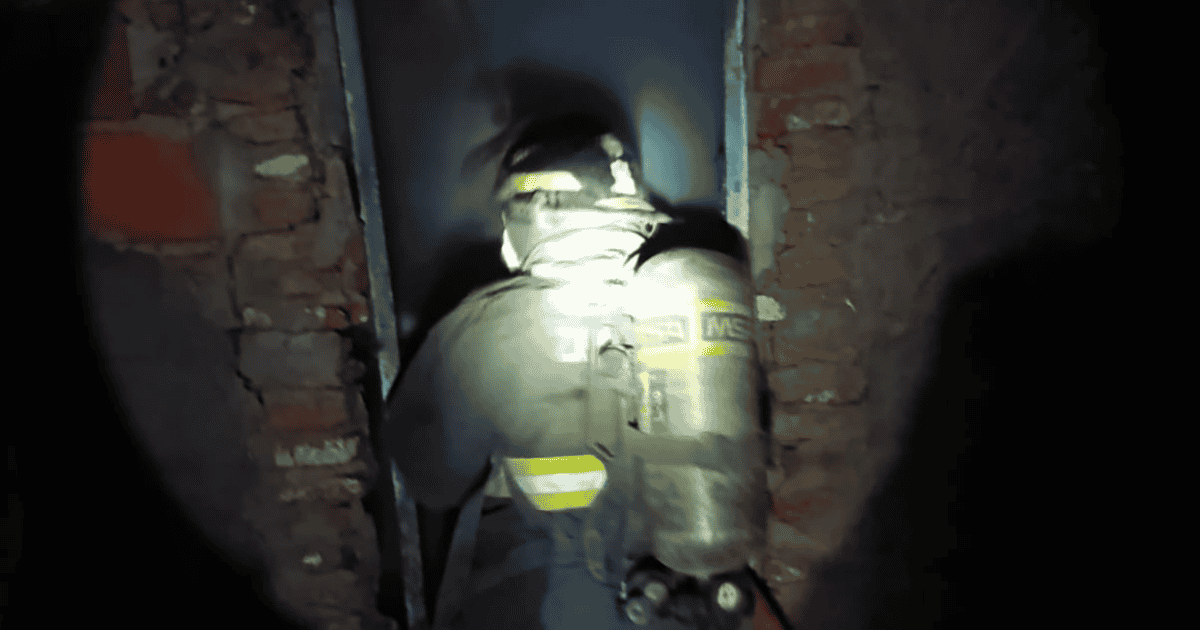 Bomberos trabajan para controlar un incendio en una vivienda de pasillo de la zona sur de Rosario