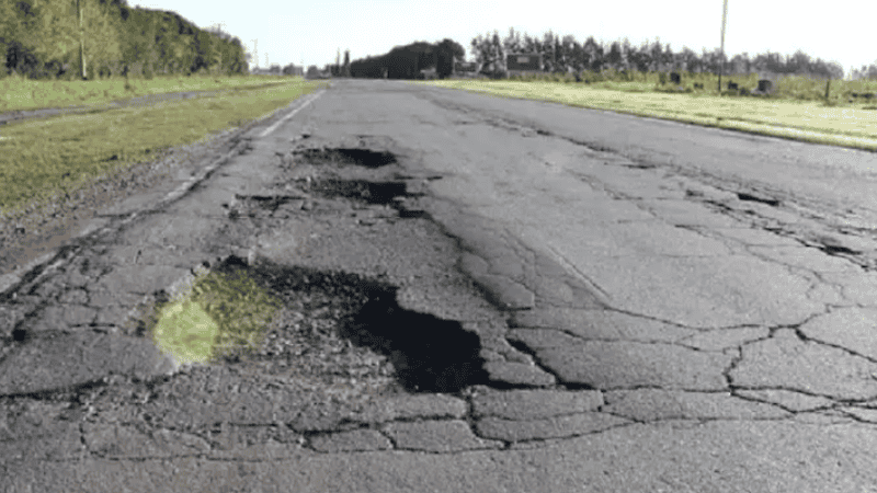 La situación de la RN 33 requiere una reconstrucción total más que un bacheo superficial, ya que los parches técnicos actuales tienen una vida útil menor a los seis meses debido al alto volumen de tránsito pesado vinculado a la cosecha.