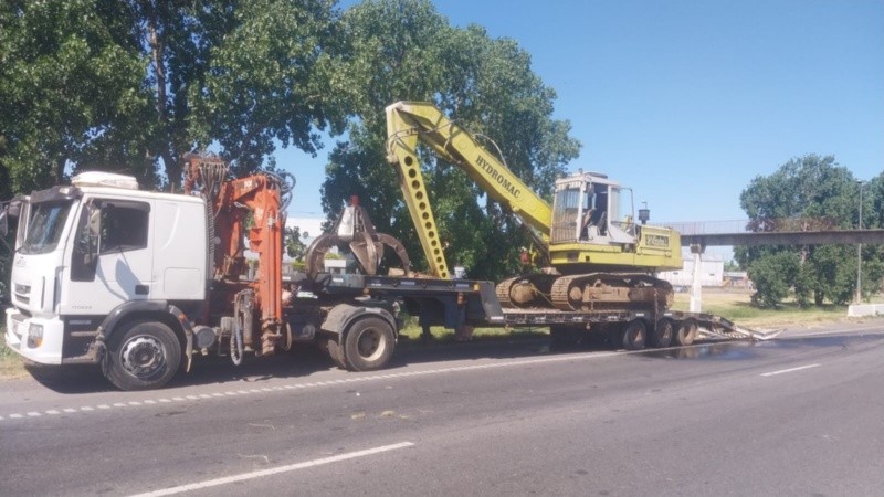 La excavadora que tiró abajo la pasarela.