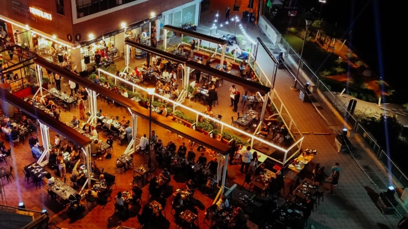 Con nuevas incorporaciones en la carta y propuestas al aire libre, el espacio suma razones para disfrutar de la temporada estival en la ribera rosarina.