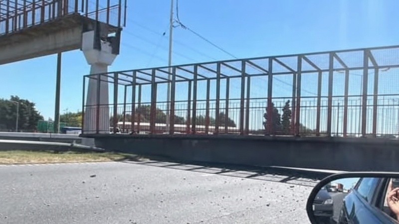 El puente peatonal que colapsó este jueves.