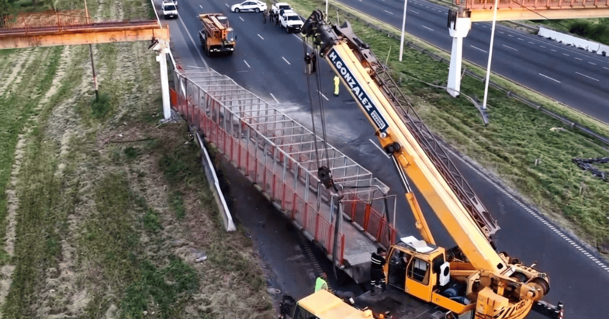 Retiro de la pasarela peatonal caída sobre la avenida Circunvalación a la altura de San Nicolás