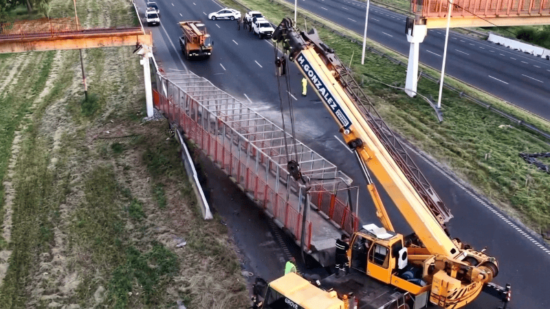 La grúa logró correr la estructira y liberar el tránsito.&nbsp;