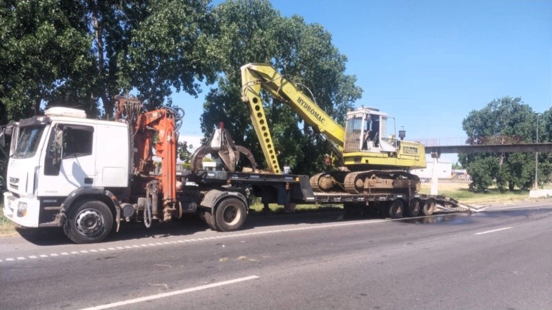 &nbsp;El camión y la maquinaria que provocaron el colapso de la pasarela.