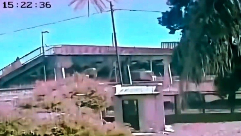 El camión se apresta a pasar bajo la pasarela que derrumbará.