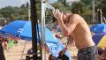 Una ducha para aliviar el calor extremo de estos días.