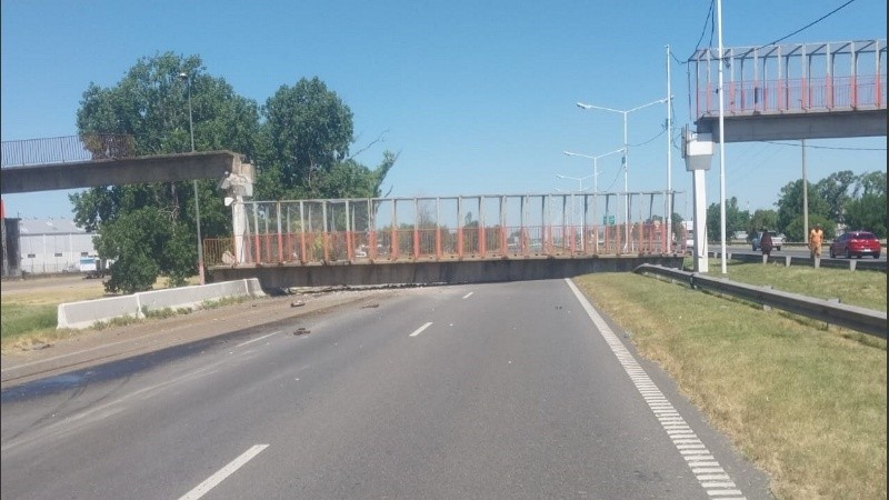 El puente colapsó tras el paso del camión en Circunvalación.