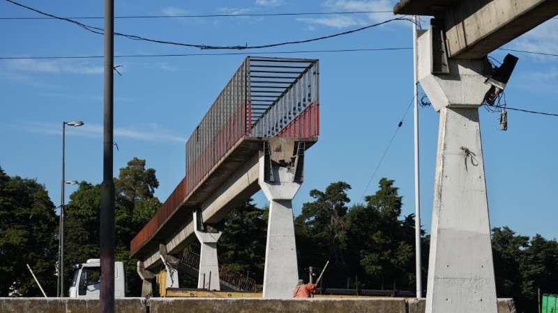 Los puentes peatonales que atraviesan Circunvalación son piezas autocortantes, que se encastran. En el incidente de este jueves, colapsó una de las piezas.