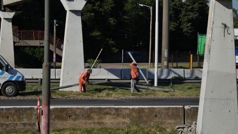 Trabajadores de Corredores Viales colocaban este viernes por la mañana nuevas contenciones metálicas.