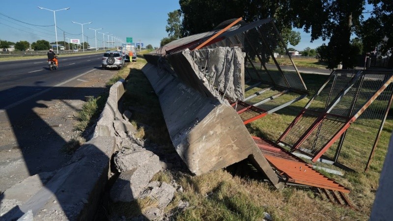Autoridades nacionales deberán evaluar qué hacer con la pasarela colapsada, si demolerla o reconstruirla y recolocarla.