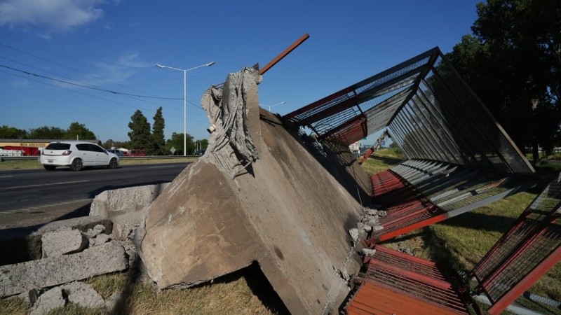 La pasarela de hormigón quedó al costado de Circunvalación y demandó varias horas de trabajo poder retirarla de la traza.