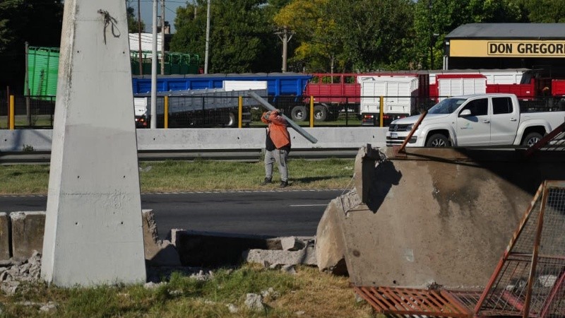 Para sacar el puente de la avenida y correrlo del tránsito tuvieron que traer una potente grúa desde San Lorenzo.