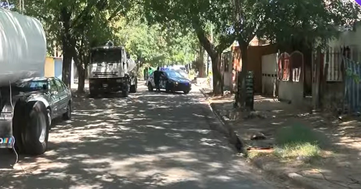 Operarios de la EPE trabajando en la zona de Olegario Víctor Andrade y Vuelta de Obligado, en medio de un corte de luz