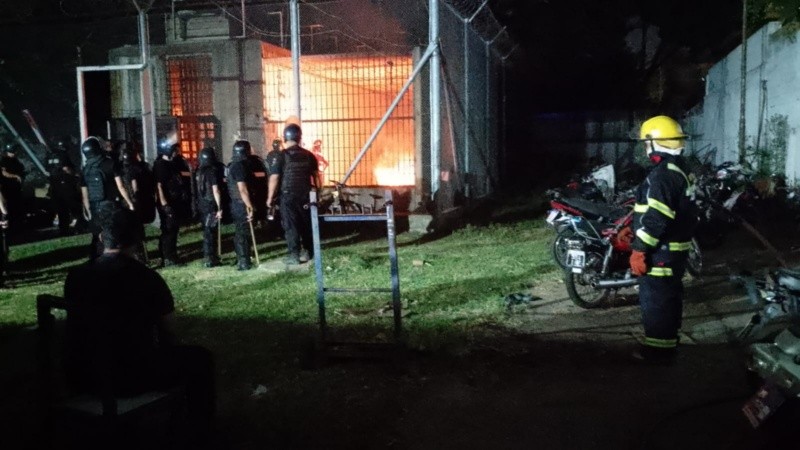 Personal policial y de bomberos trabajando en el lugar.