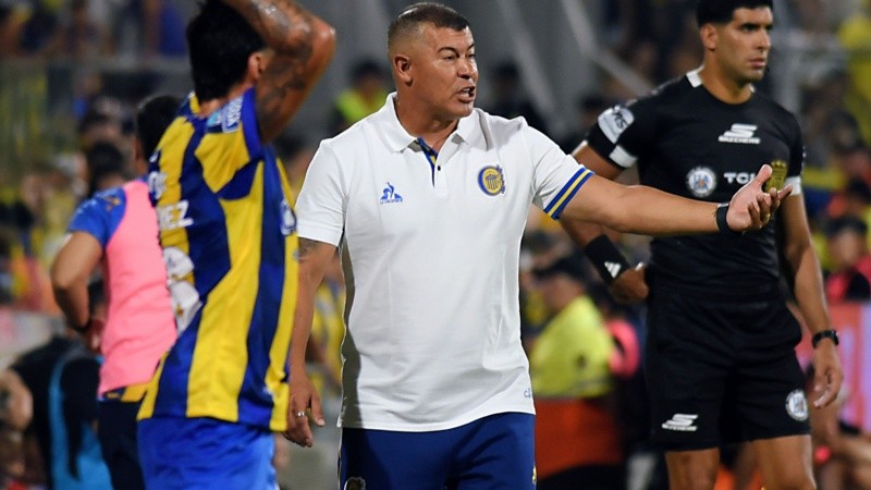 Almirón tuvo su estreno en el banco de Central.