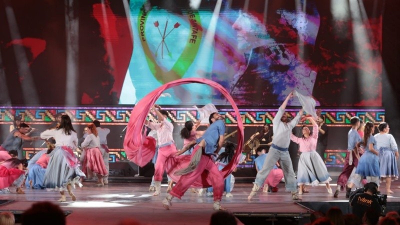 Conformada por 42 bailarinas y bailarines y un grupo musical de diez artistas