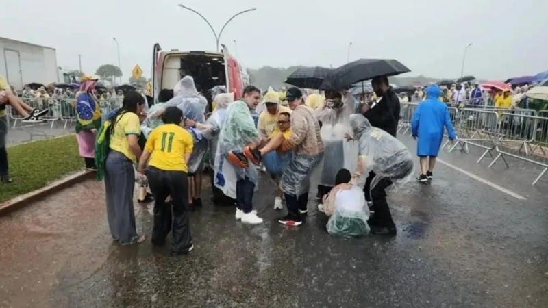 Al menos 30 personas resultaron heridas en Brasilia por el impacto de un rayo durante una manifestación en apoyo a Bolsonaro.