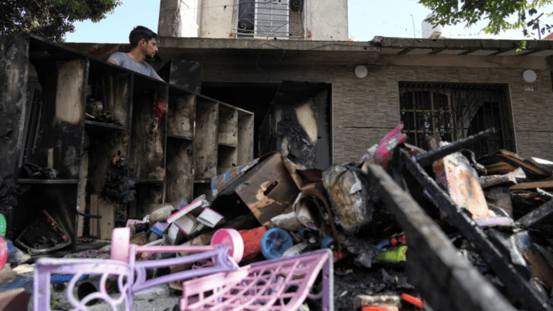 El fuego consumió todo lo que había en la juguetería de la planta baja.