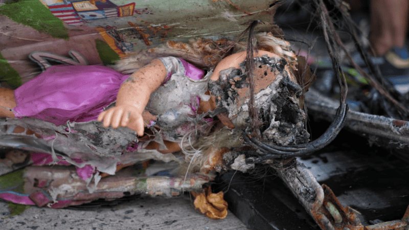 El fuego consumió todo lo que había en la juguetería de la planta baja.