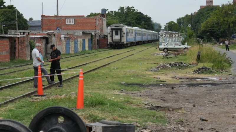 El tren en el paso nivel de avenida Uriburu y Flammarion.