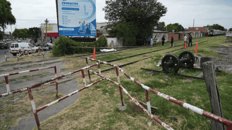 El accidente ocurrió en el paso nivel de avenida Uriburu y Flammarion.