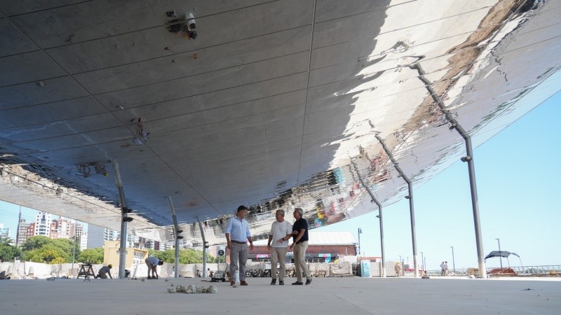 &nbsp;Javkin junto a Eduardo Bressan (secretario de Planeamiento) y Juan José Ferrer (subsecretario de Obras Públicas) en el Aura del Tricentenario (Alan Monzón).