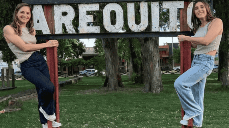 Soledad y Natalia en su Arequito natal.