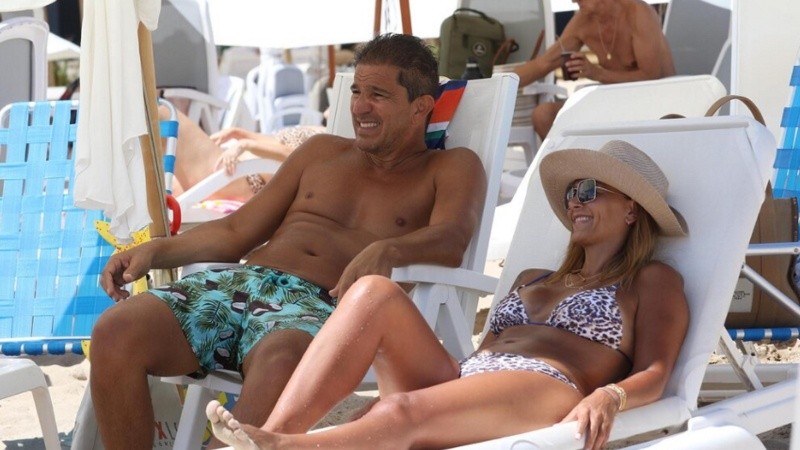 Amalia Granata y Leo Squarzon en un momento de relax en Punta del Este.