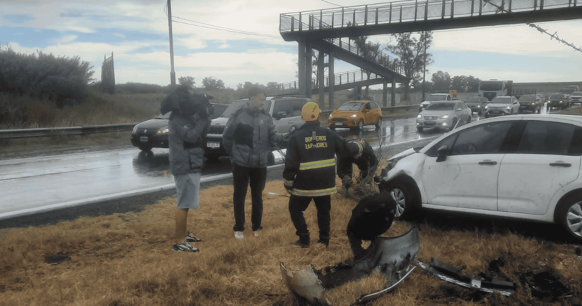 Auto despistado y volcado en el inicio de la autopista Rosario-Córdoba