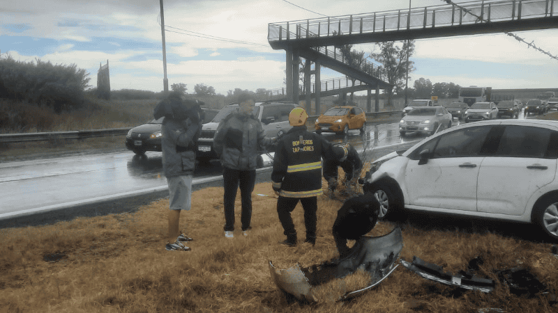 Bomberos Zapadores acudió al lugar y logró rescatar a la conductora.