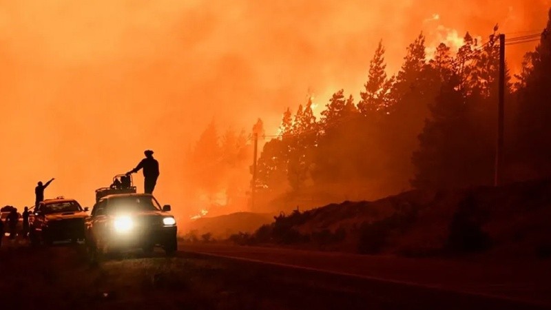 El calor y el viento avivaron las llamas en Chubut y hay preocupación por el avance los incendios que ya consumieron 35 mil hectáreas.