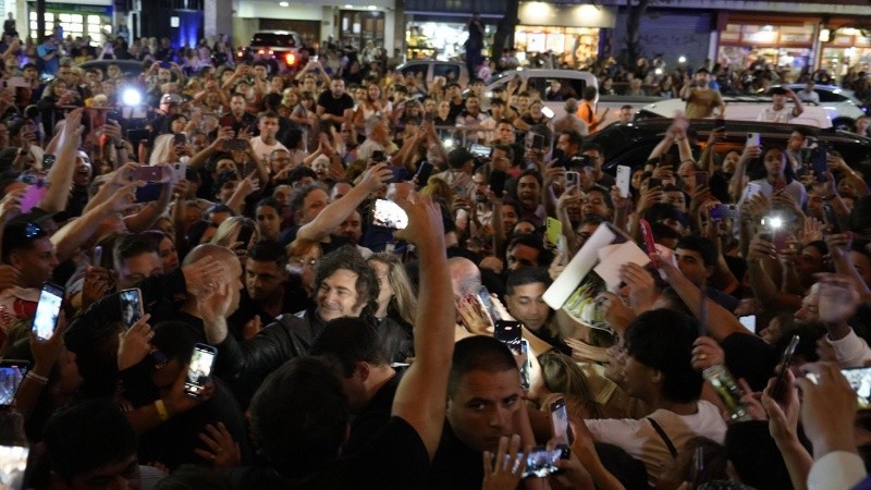 El presidente Javier Milei llegando a su hotel en Mar del Plata para comenzar el “Tour de la Gratitud”.