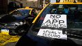 Taxistas mantienen un extendido reclamo contra aplicaciones.