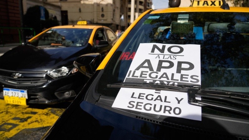 Taxistas mantienen un extendido reclamo contra aplicaciones.