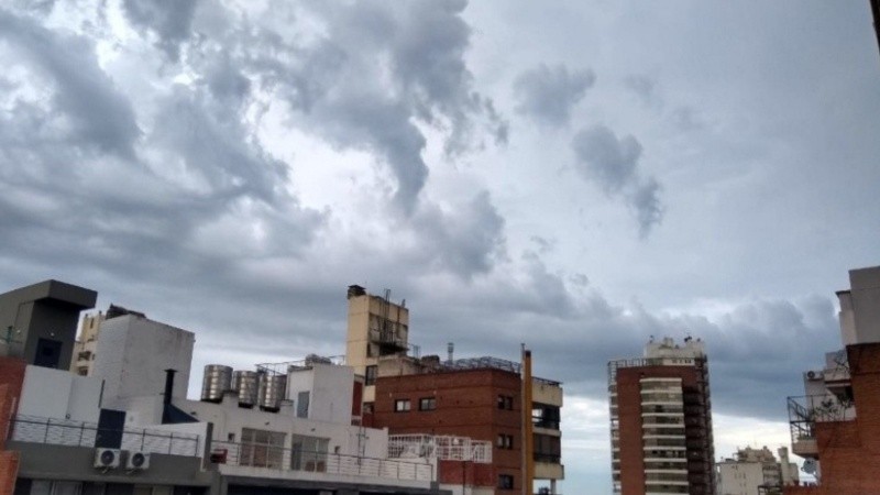 Un cielo con nubosidad variable y aviso de lluvias.
