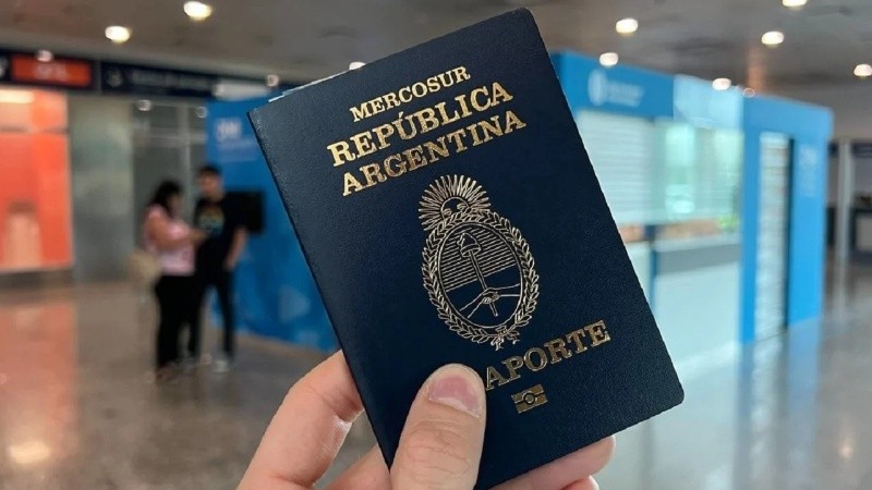 El pasaporte argentino mejoró su posición en el Henley Passport Index.