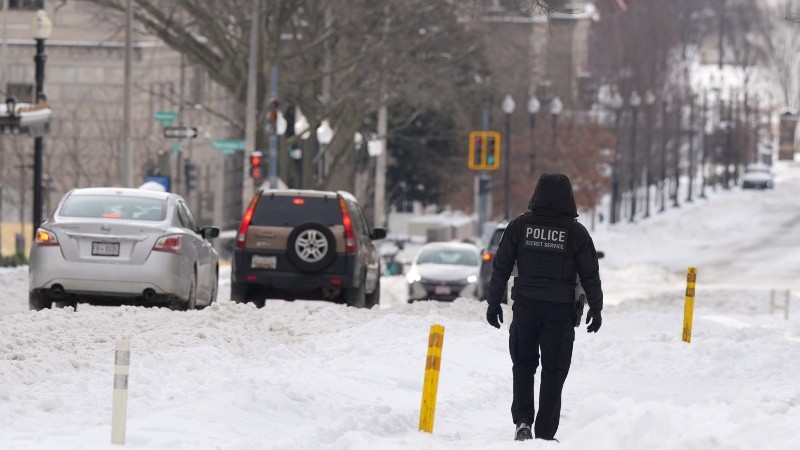 El Servicio Meteorológico Nacional prevé que el frío extremo continúe afectando a millones de habitantes en los próximos días. Foto (EFE)