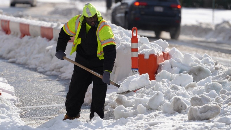 &nbsp;n hombre retira nieve de una calle este lunes, en Washington (EE.UU.). Foto EFE