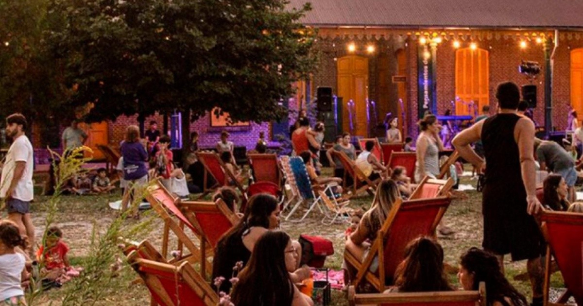 Niñas y niños participando de actividades en Estación Embarcaderos durante la noche
