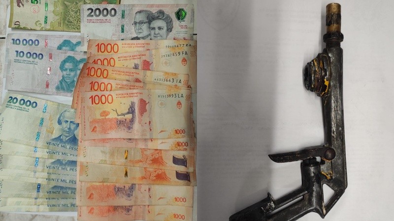 El dinero y el arma que tenía el ladrón.