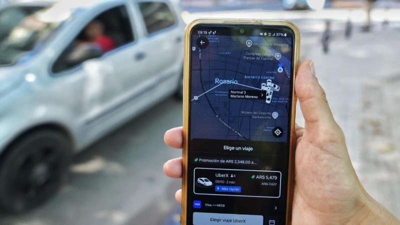 Pese a no estar habilitada por el municipio, Uber gana cada vez más clientes.