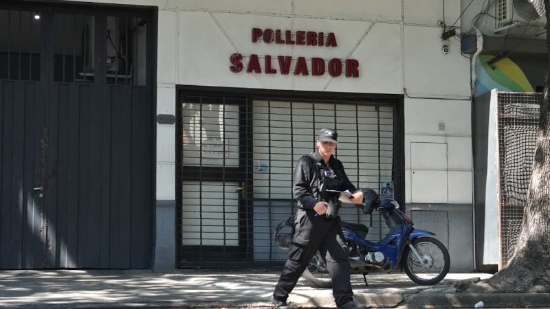 La Policía en la puerta de la pollería asaltada.