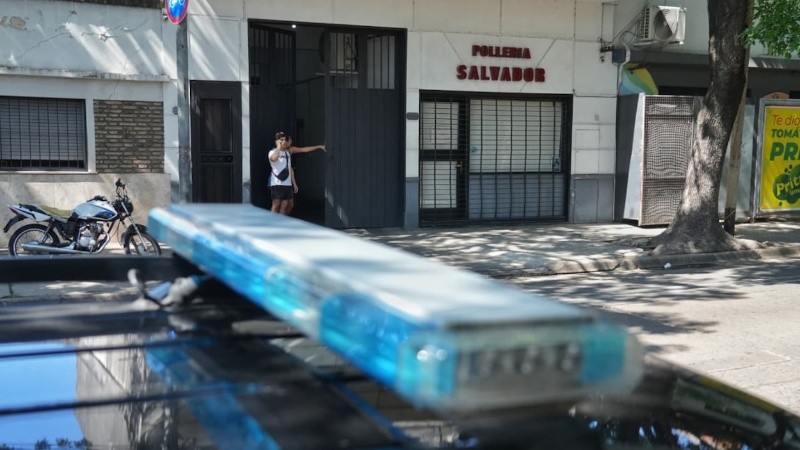 La Policía en la puerta de la pollería asaltada.