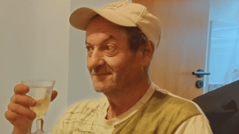 Daniel Kidonakis tiene 69 años y mide 1.70 m.